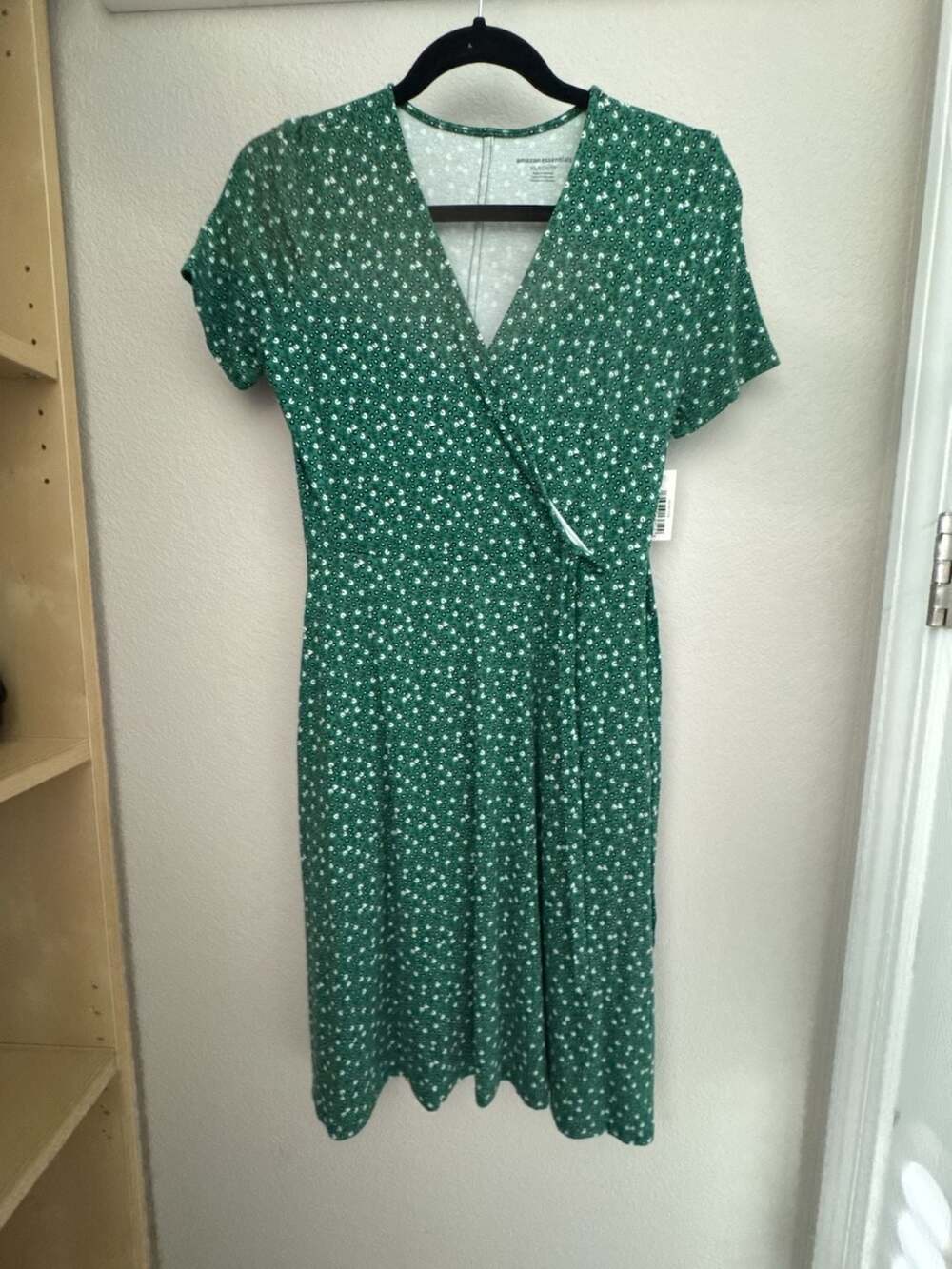 Amazon Essentials Wrap Dress Size XS Green Floral Short Sleeve V-Neck
